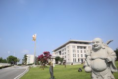 走进汗青，感触名人魅力|品尝名人雕塑的怪异韵味